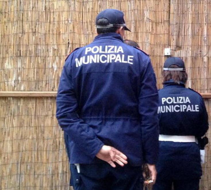 La polizia municipale mentre mette i sigilli a un cantiere (foto d'archivio)