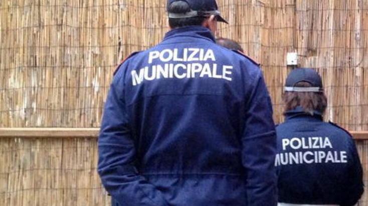 La polizia municipale mentre mette i sigilli a un cantiere (foto d'archivio)