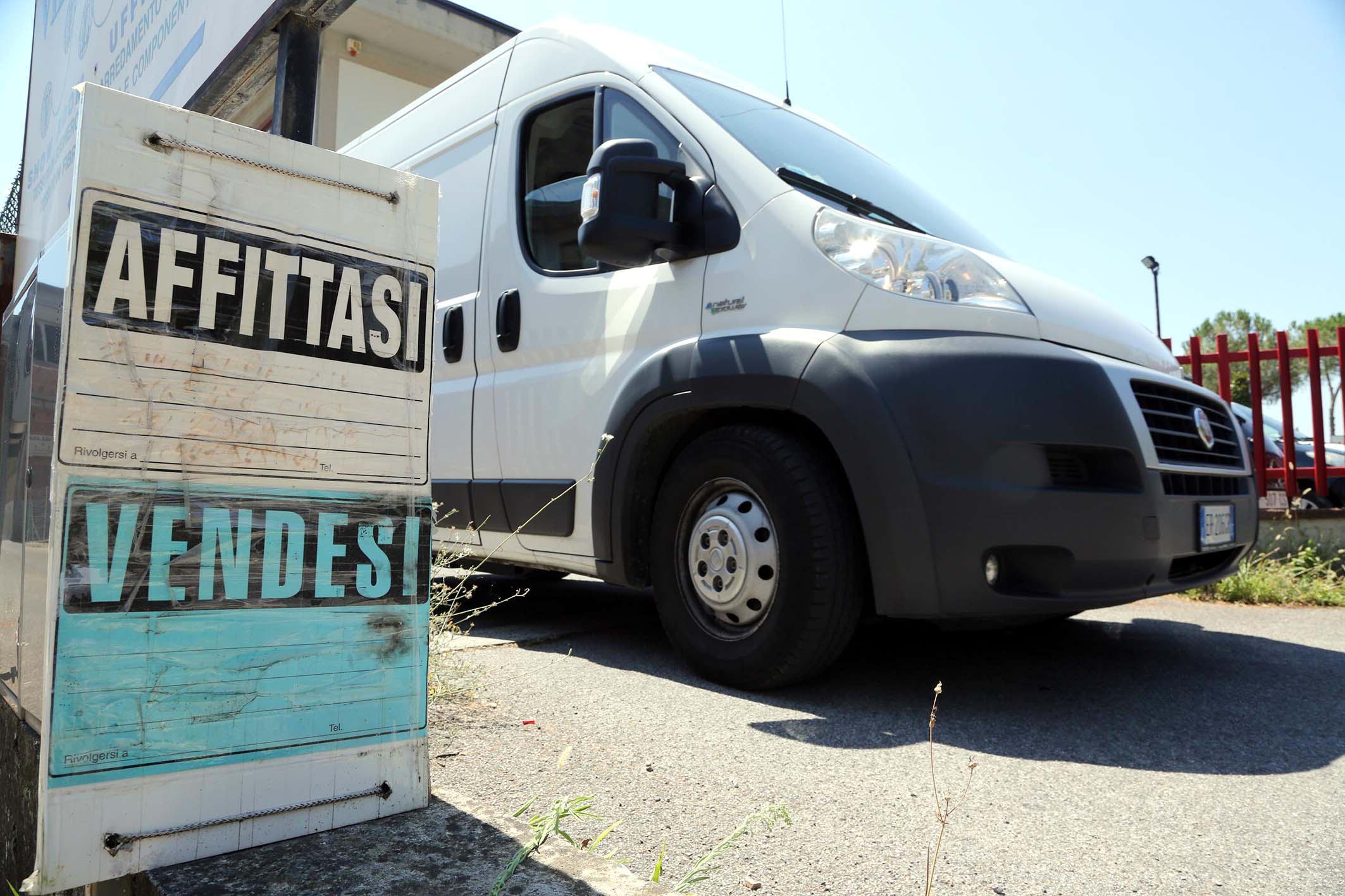 Cartelli vendesi e affittasi vicino a una ditta: il segnale inequivocabile della crisi (Foto agenzia Carlo Sestini)