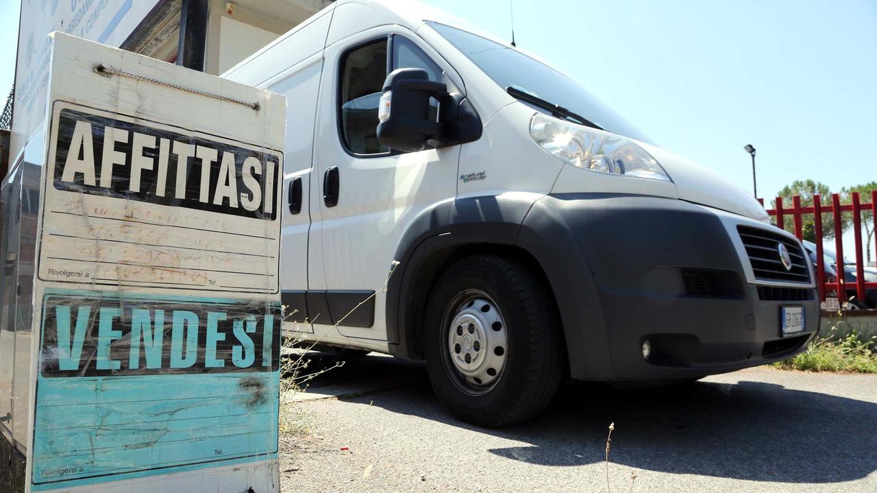 Cartelli vendesi e affittasi vicino a una ditta: il segnale inequivocabile della crisi (Foto agenzia Carlo Sestini)