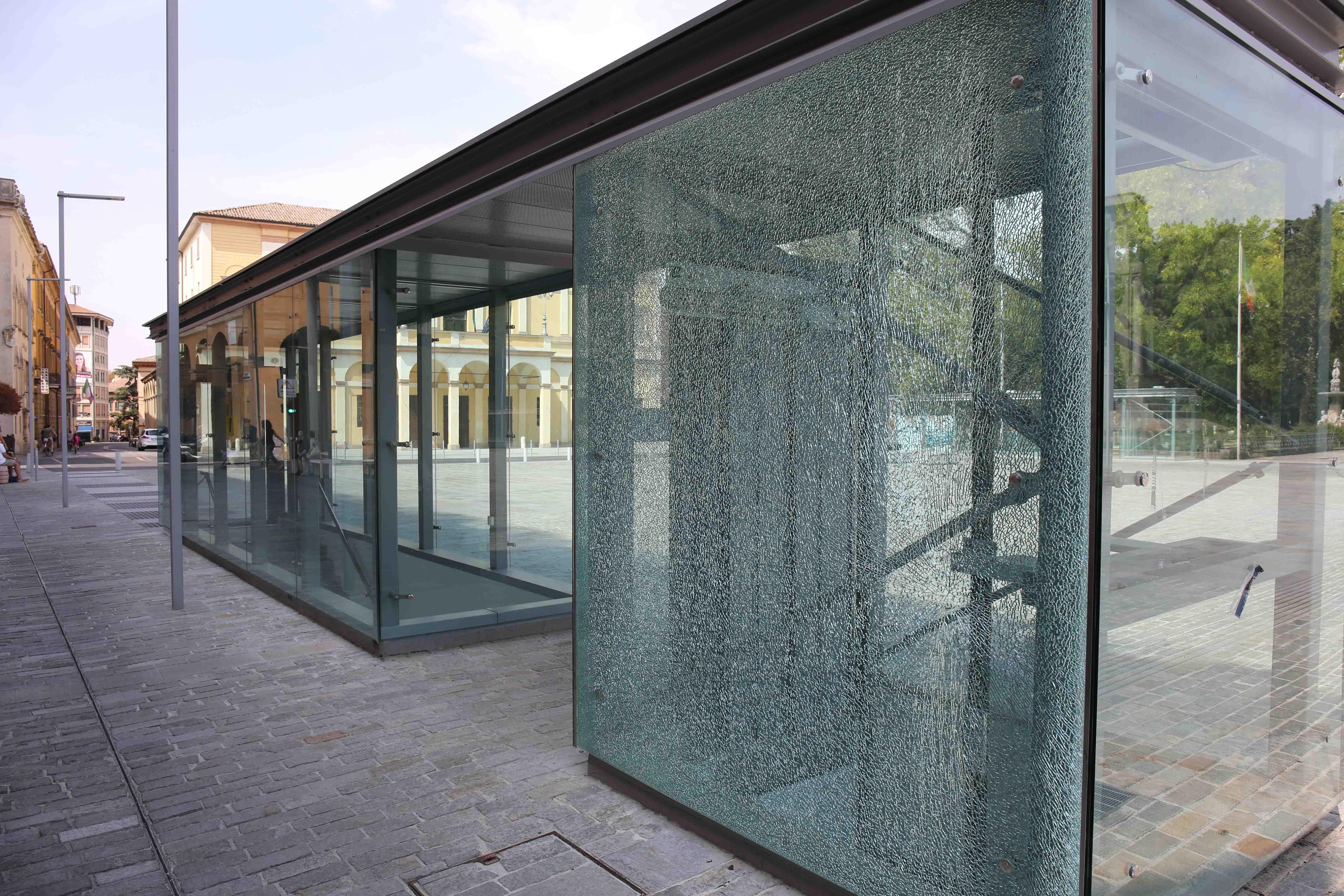 Piazza della Vittoria, nuova e acciaccata 