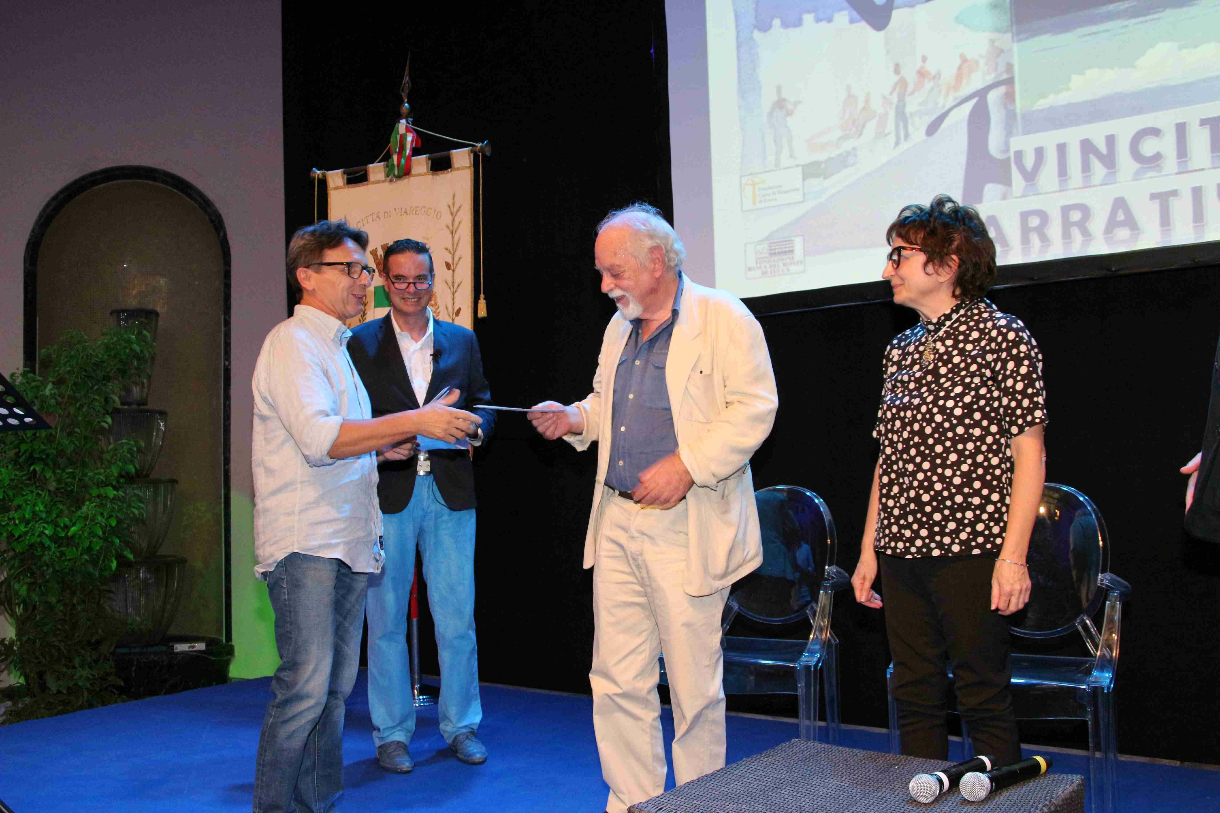 Gianfranco Calligarich premiato dal carrista Alessandro Avanzini