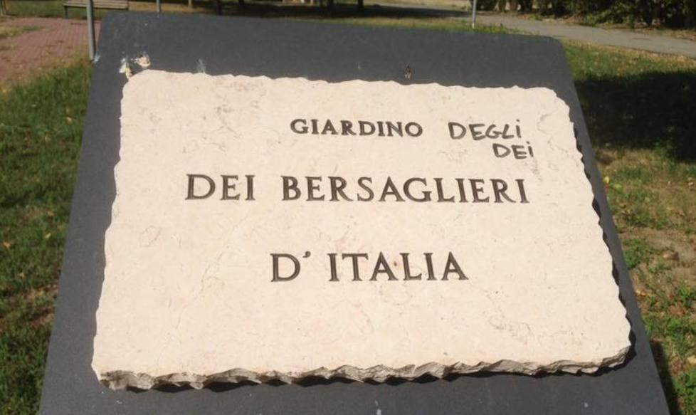 Imbrattata la lapide dedicata ai bersaglieri