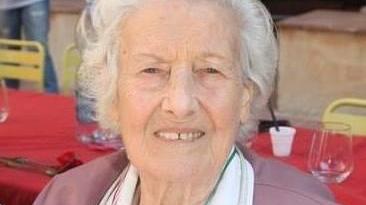 “Bandiera rossa” nell’addio a Tina