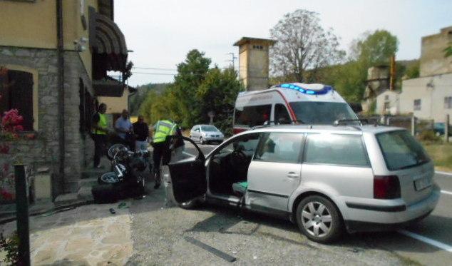 Motociclista centra un’auto e finisce contro una casa 