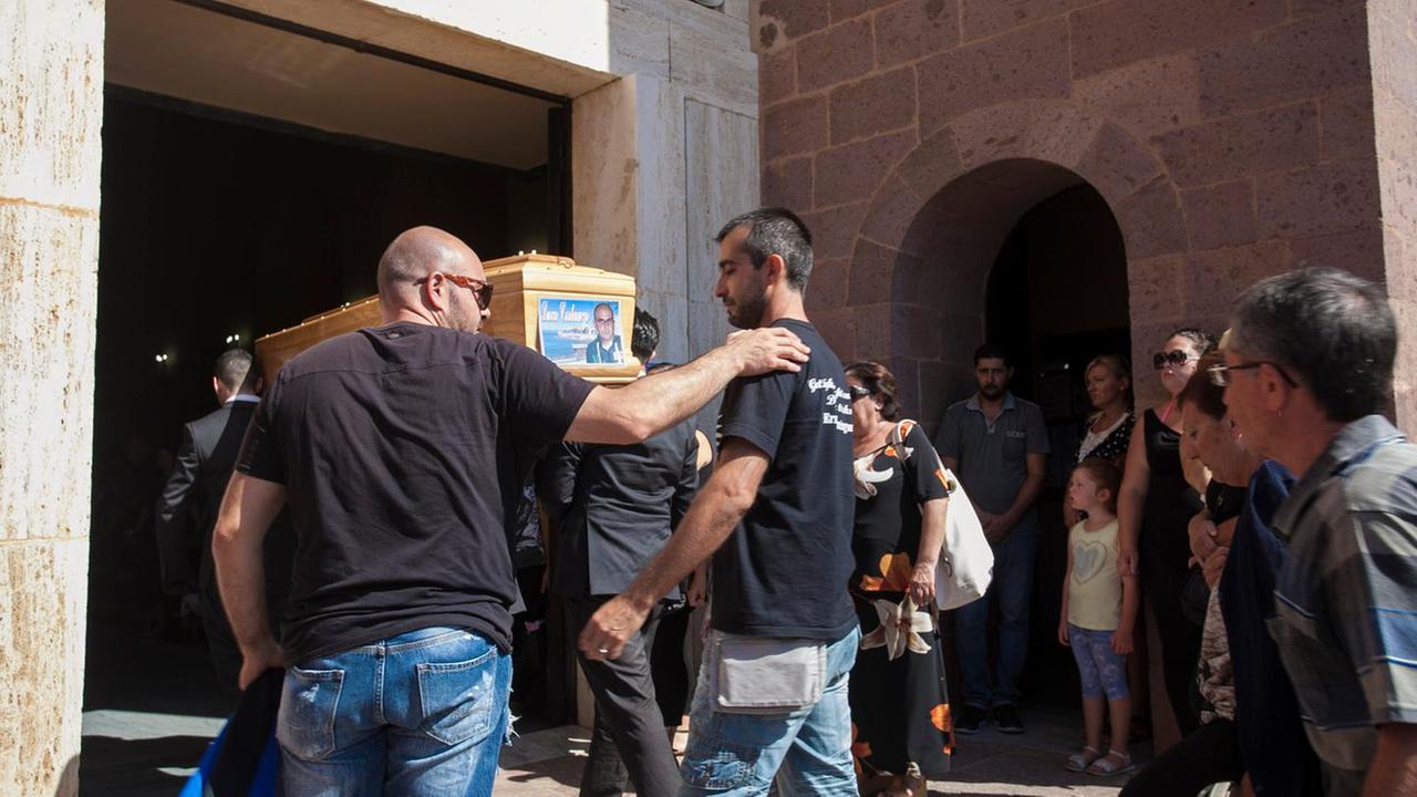 Folla di amici per l’addio a Luca Costanzo