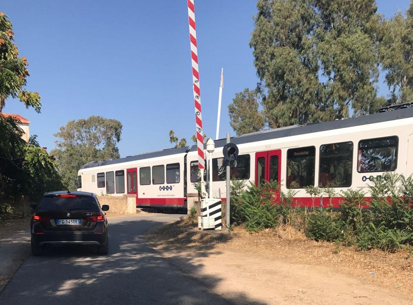 Passaggio a livello aperto mentre passa il treno 