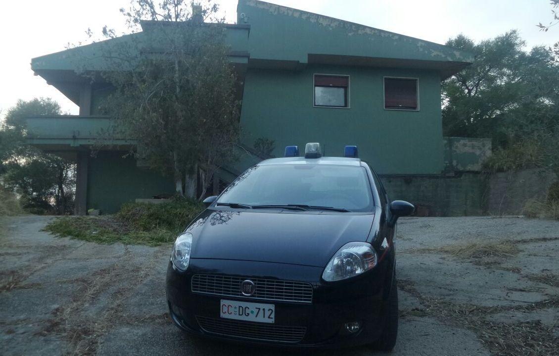 Cercano un ladro e trovano due ordigni 