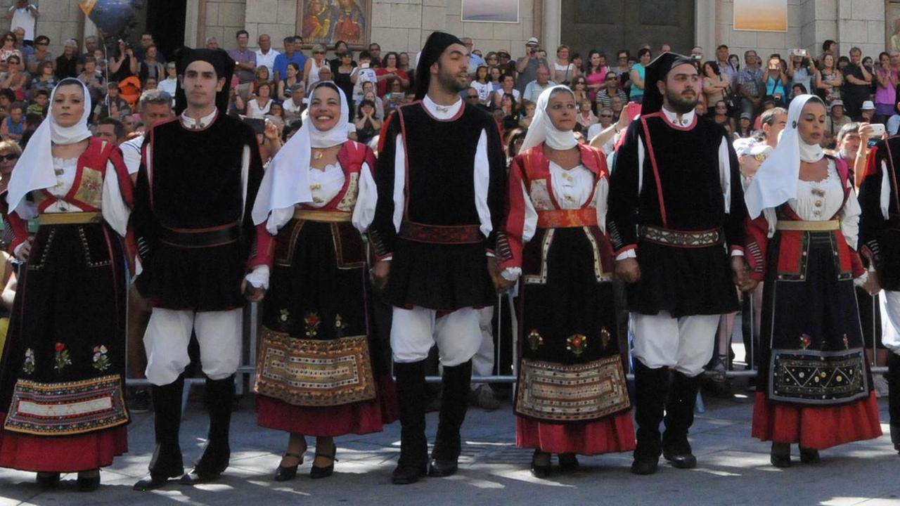 Custodi delle tradizioni vanno alla riscoperta di mucadores e berritas