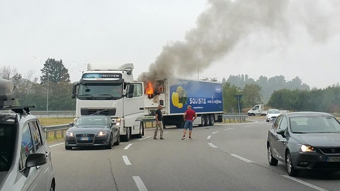 Il container in fiamme allo svincolo Empoli Centro della Fi-Pi-Li (Foto Agenzia Carlo Sestini)