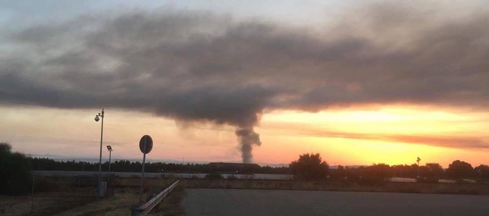 Villacidro, incendio nella discarica consortile: fumo nero e aria irrespirabile