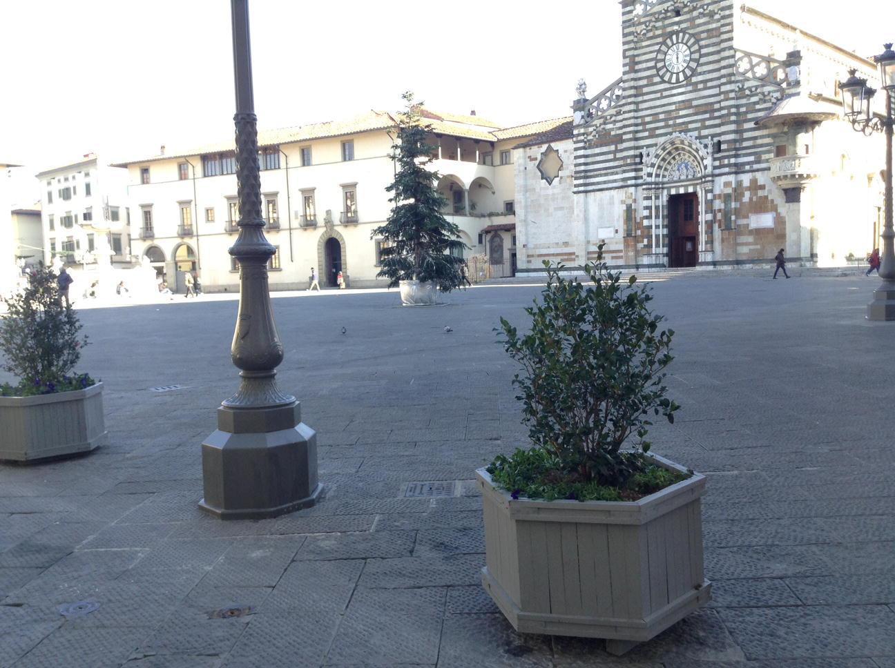 Le fioriere in piazza Duomo