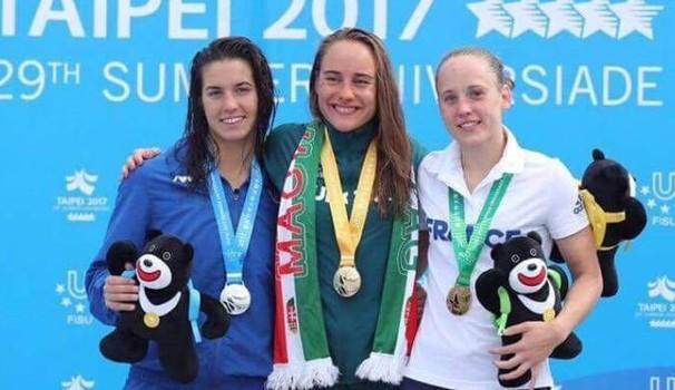 Giulia Gabrielleschi (la prima a sinistra) con la medaglia d'argento al collo