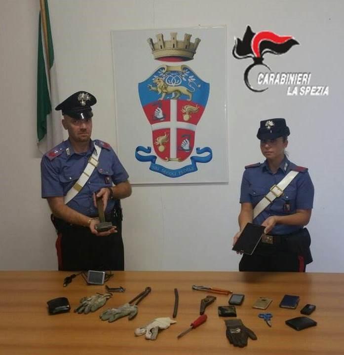 I carabinieri mostrano gli attrezzi sequestrati ai quattro cittadini bosniaci