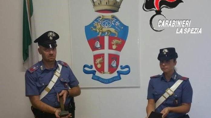 I carabinieri mostrano gli attrezzi sequestrati ai quattro cittadini bosniaci