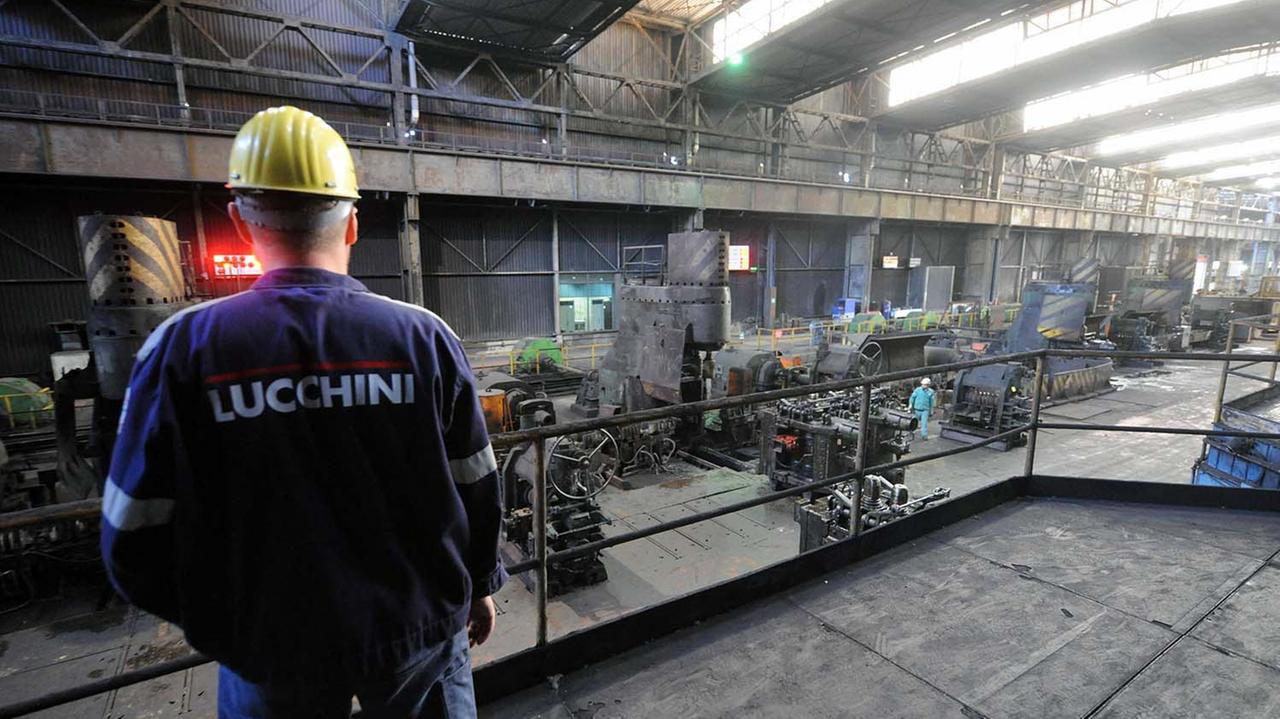 Operaio al lavoro sull'impianto del Treno medio piccolo