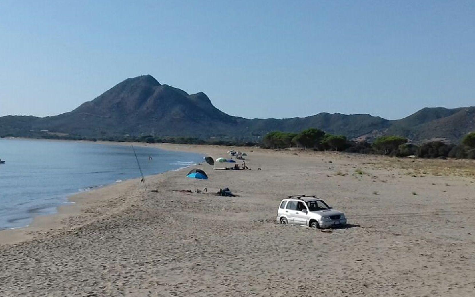 Muravera, parcheggia il fuoristrada in spiaggia: super multa per un quartese