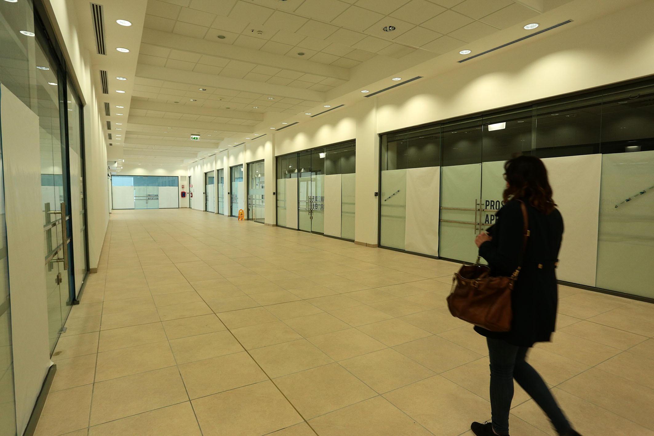 La galleria commerciale desolatamente vuota (Foto agenzia Carlo Sestini)