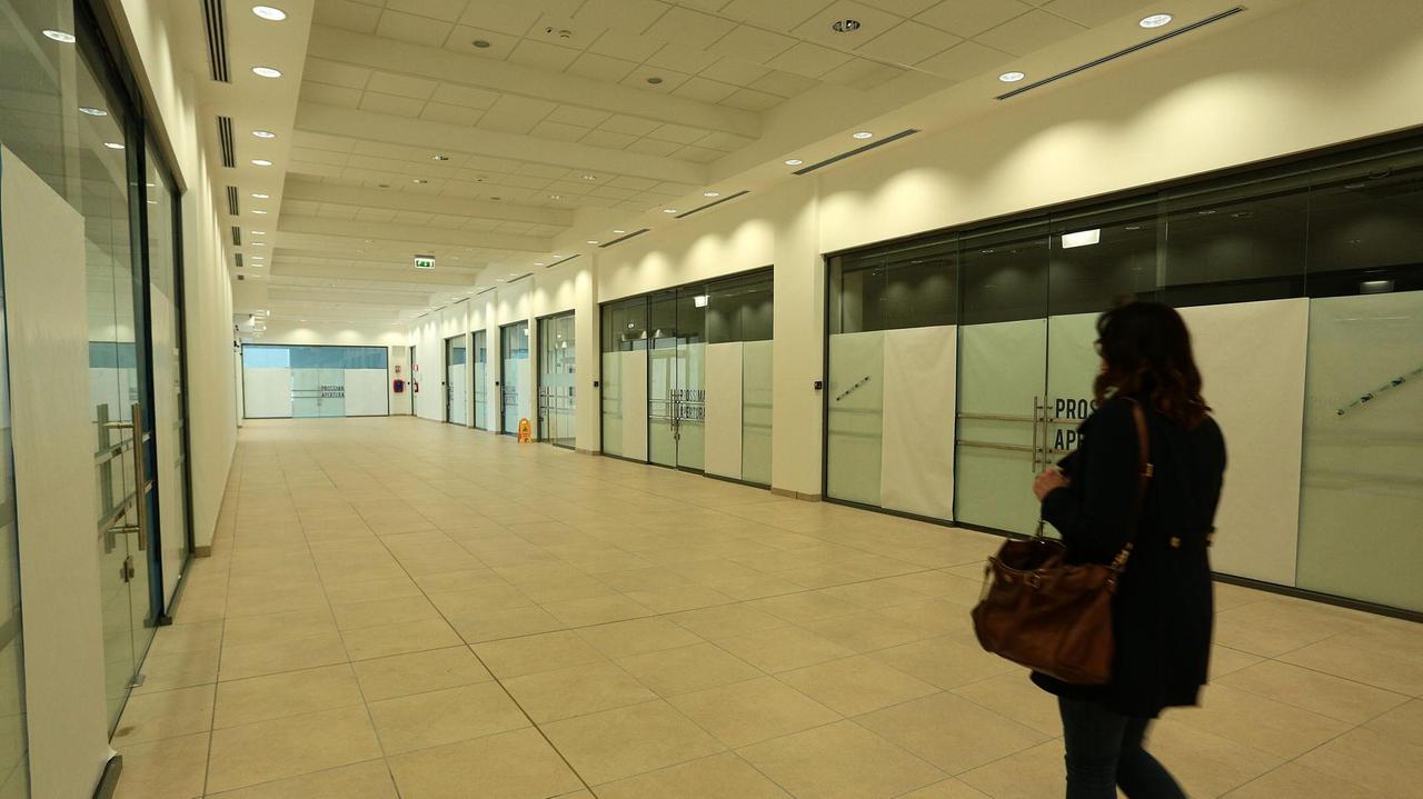 La galleria commerciale desolatamente vuota (Foto agenzia Carlo Sestini)