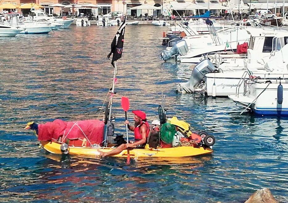 Il pirata in canoa