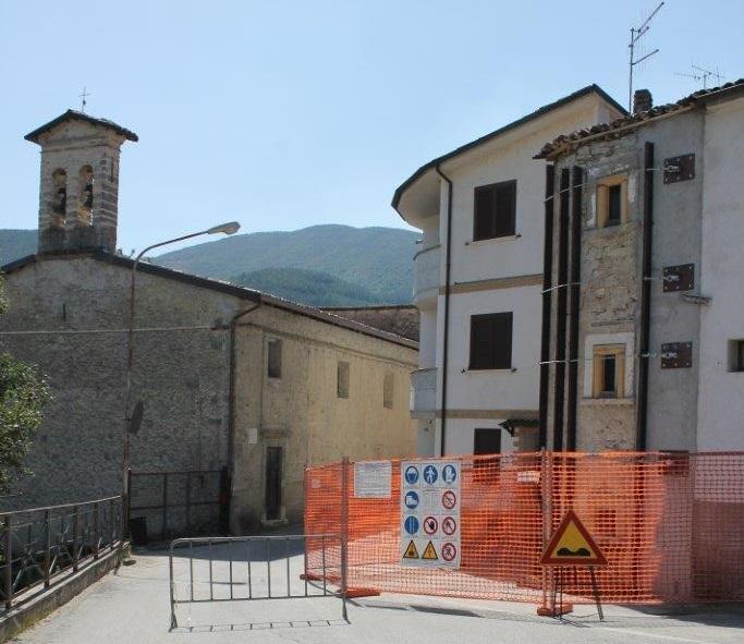 Palazzi e chiesa in piedi, a Borbona (Rieti), ma dichiarati inagibili dopo il terremoto del 2016