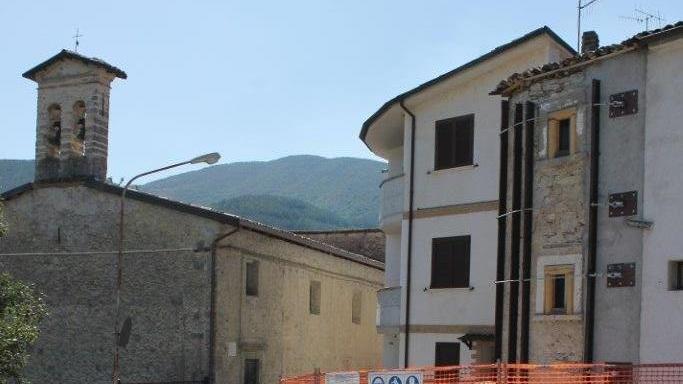 Palazzi e chiesa in piedi, a Borbona (Rieti), ma dichiarati inagibili dopo il terremoto del 2016