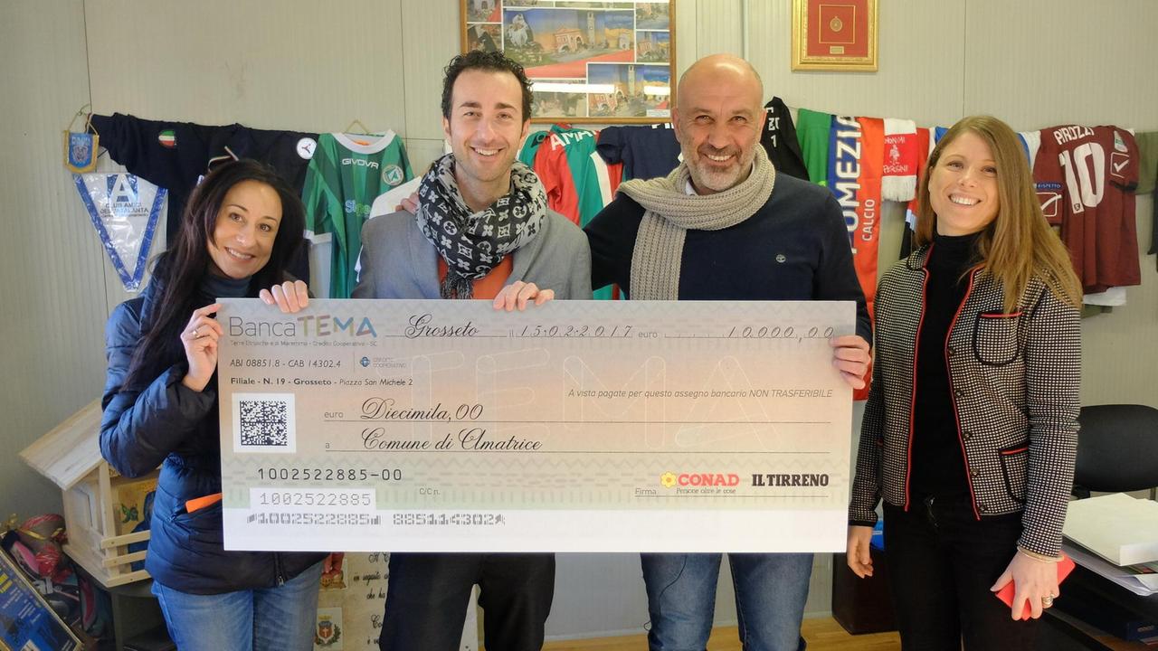 Da sinistra Giovanna Mezzana, Antonio De Maio, Sergio Pirozzi e Francesca Ferri ad Amatrice nel febbraio 2017 per consegnare al sindaco l'assegno con le donazioni dei grossetani per la campagna "Maremma per Amatrice" promossa dal Tirreno e da Conad (foto Enzo Russo)