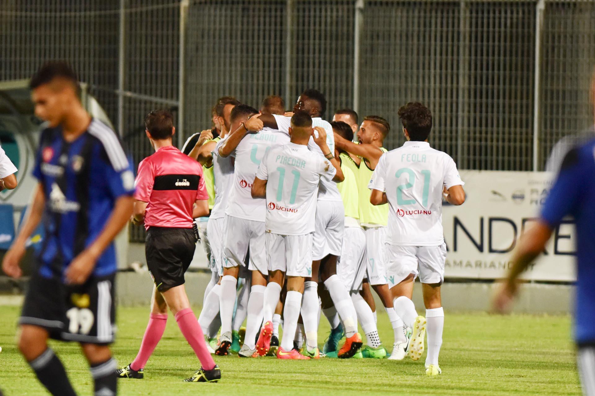 L'esultanza dei sardi dopo il gol di Ragatzu