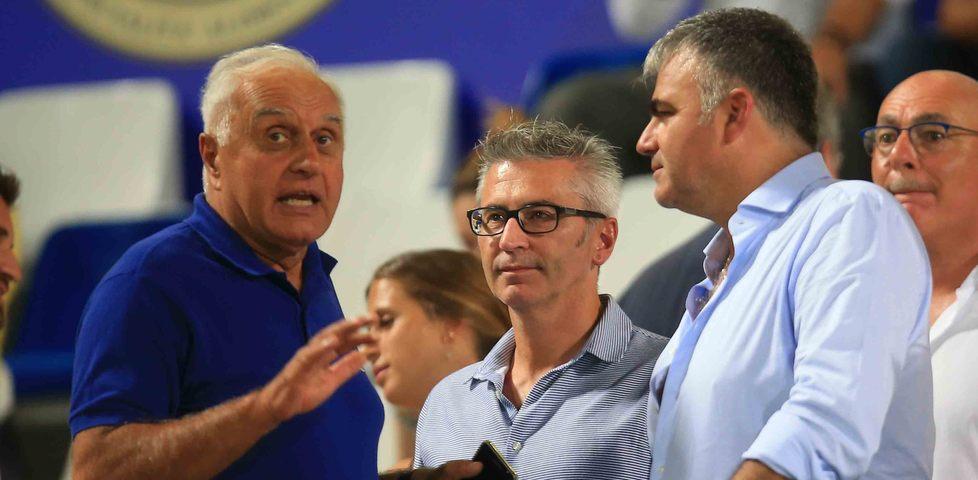 Compagni diserta il palco e si accomoda in tribuna 