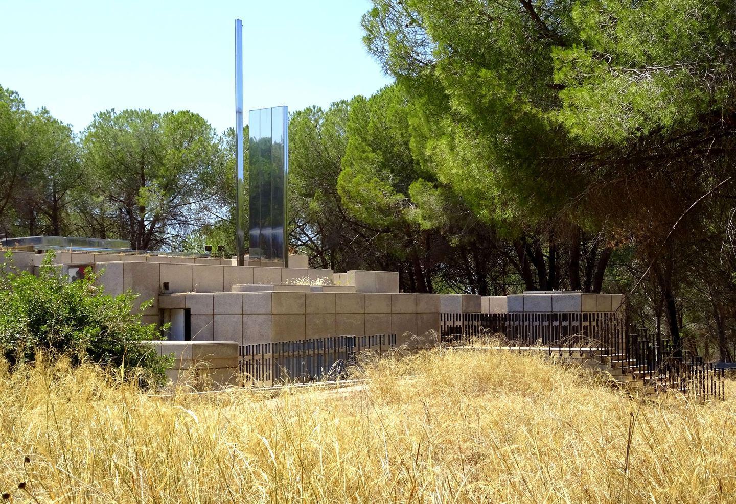 Monumento alla Brigata assediato dalle erbacce