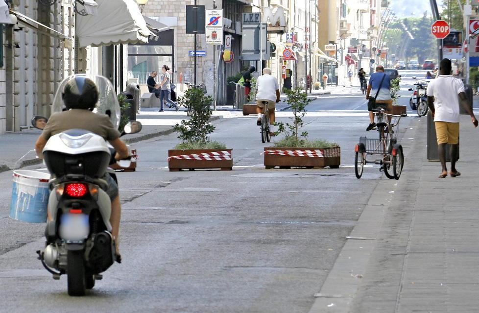 Via Ricasoli di notte tra auto sui marciapiedi e slalom in scooter
