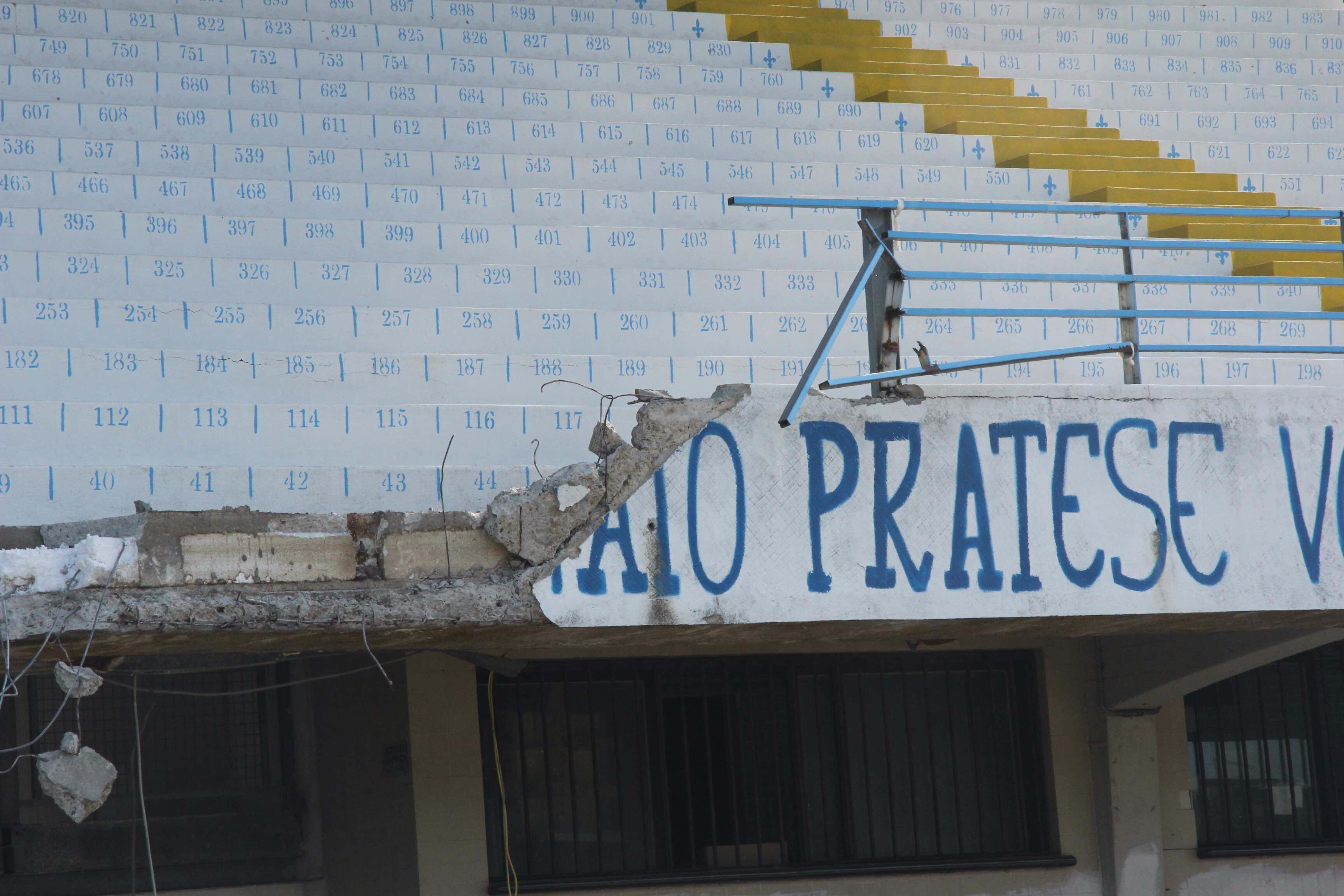 Cominciati i lavori di demolizione della tribuna maratona (foto Batavia)