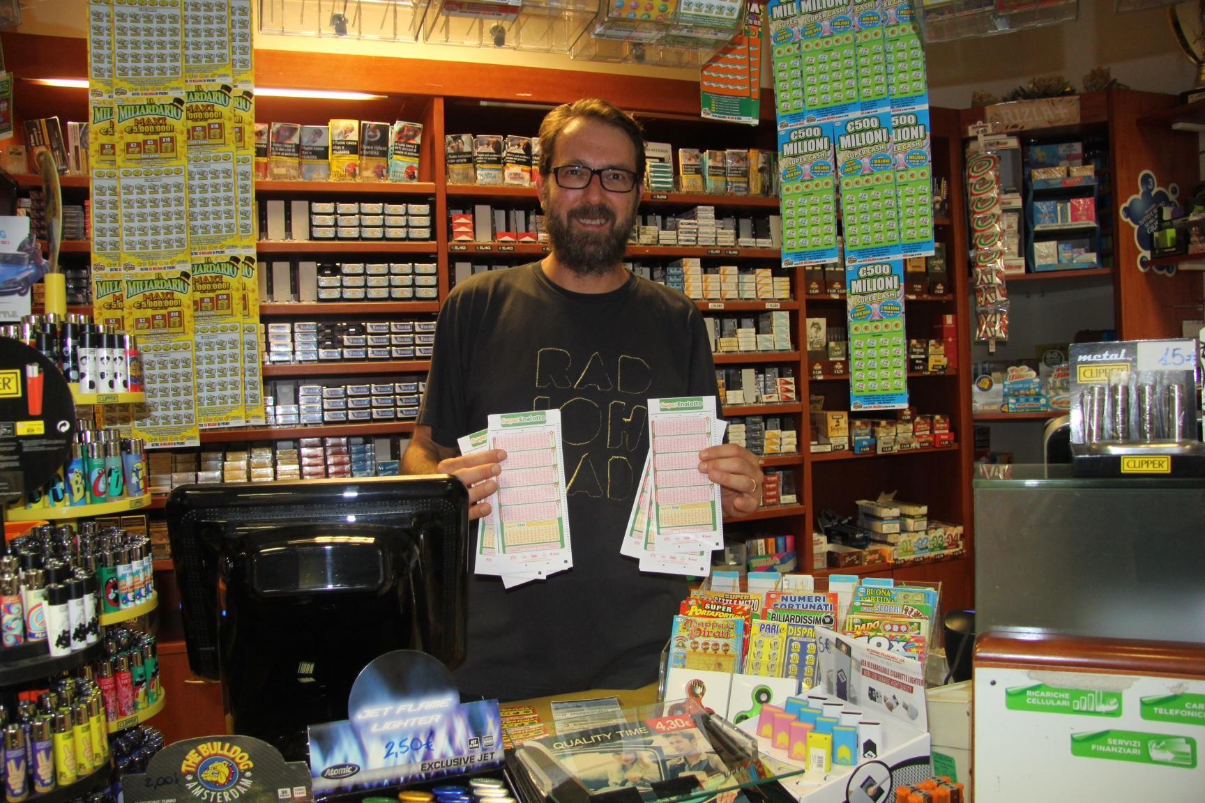 Il gestore della tabaccheria Alessandro Hisely Sascha