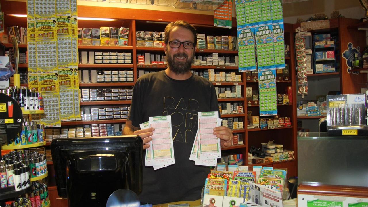 Il gestore della tabaccheria Alessandro Hisely Sascha