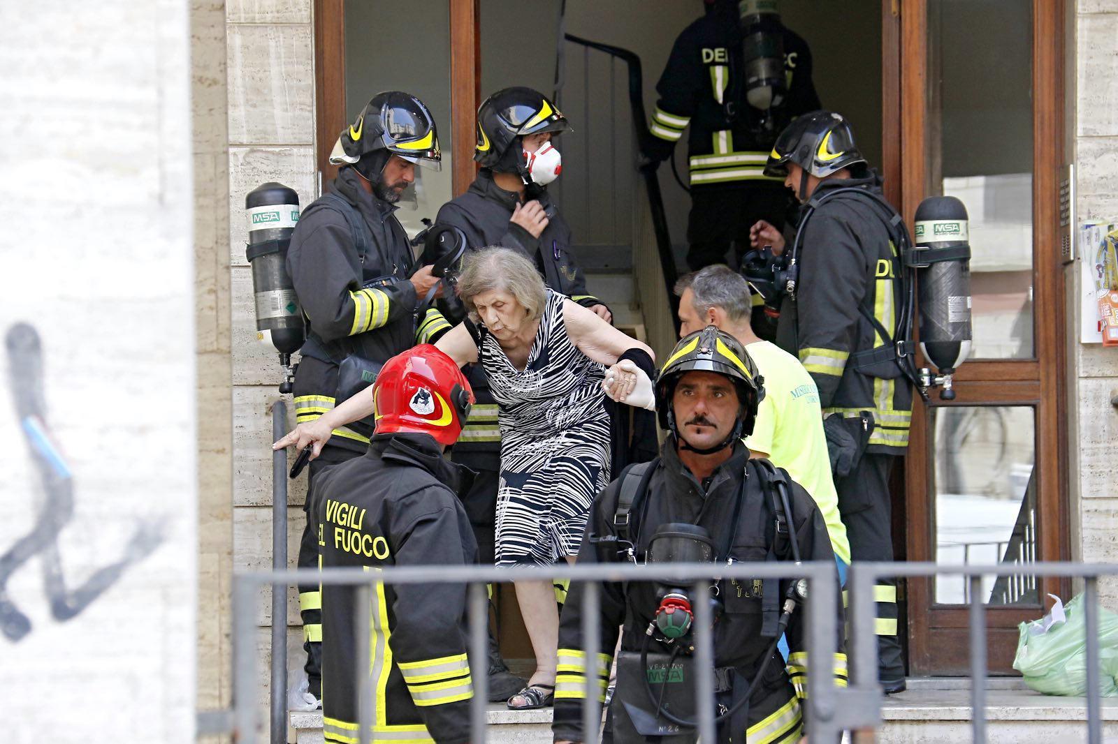 Incendio in un appartamento a Colline: palazzo evacuato