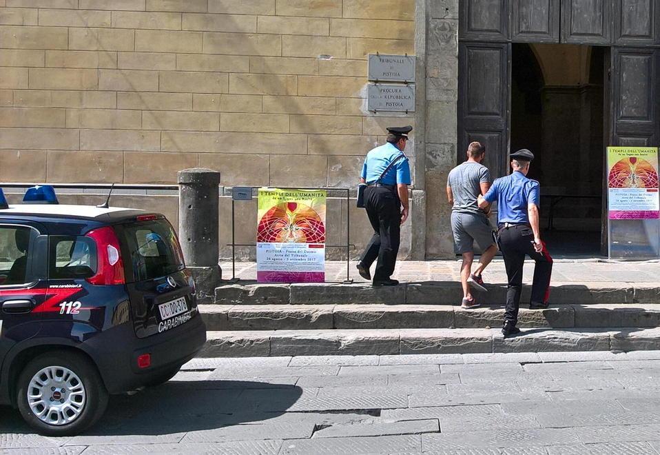Tomas Poropat viene scortato in tribunale dai carabinieri di Bottegone