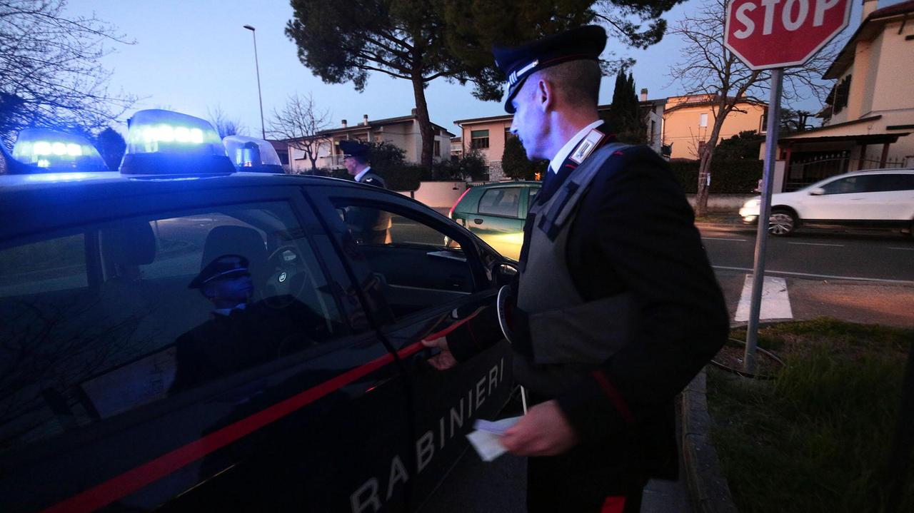 I carabinieri impegnati in un posto di blocco a Fucecchio (foto d'archivio)