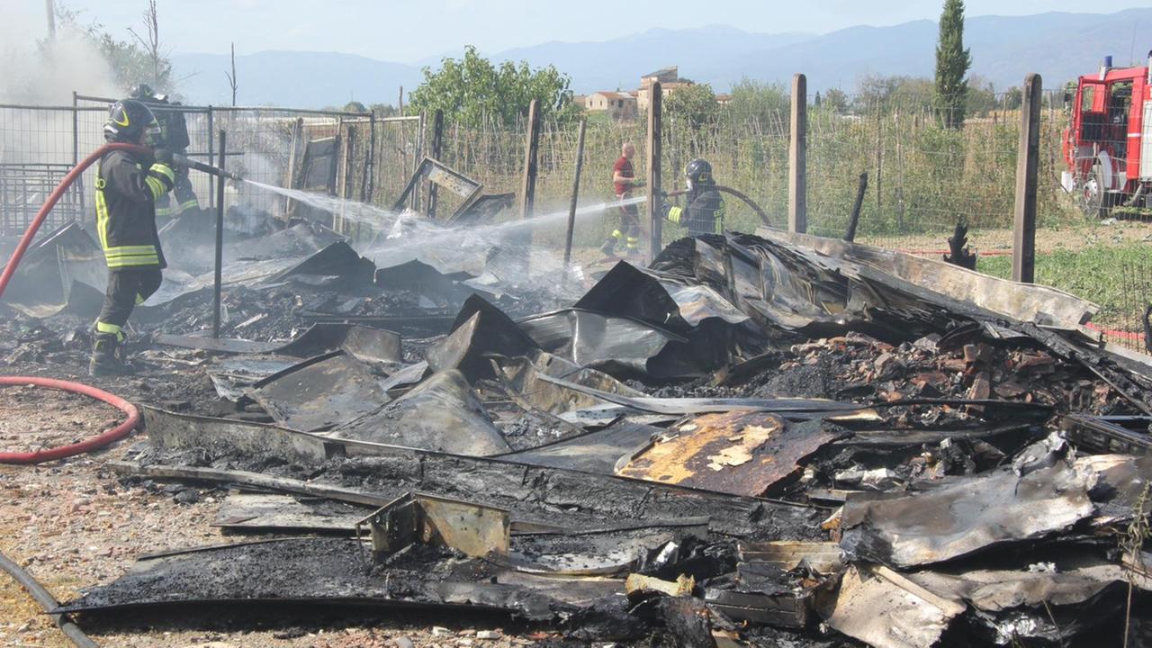 Il magazzino edile distrutto dall'incendio (foto Batavia)