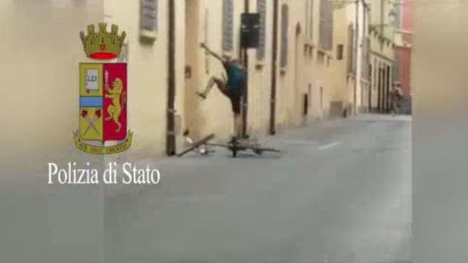 Reggio Emilia, urla Allah Akbar e sferra calci contro la prefettura: espulso