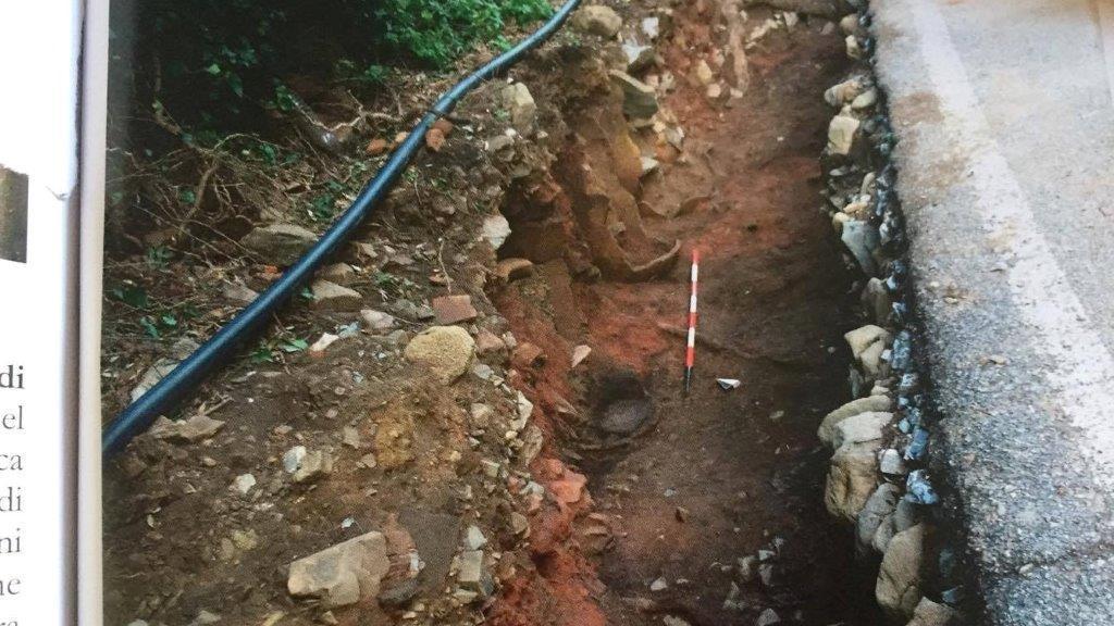 Tracce dell’incendio che ha distrutto la Casa dei semi (dal libro “Archeologia in cantiere”)