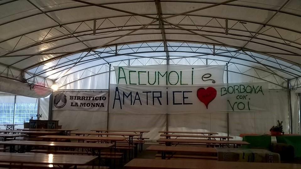 Lo stand di una festa che ha unito i paesi terremotati nel segno della birra