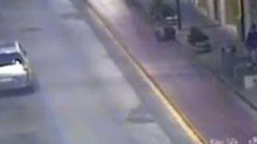 Un’immagine del video che ha ripreso i vandalismi in via Primo Maggio