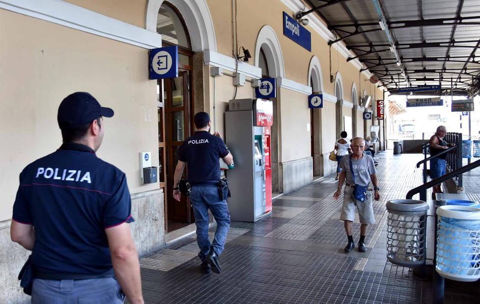 Controlli della polizia alla stazione di Empoli (foto d'archivio)