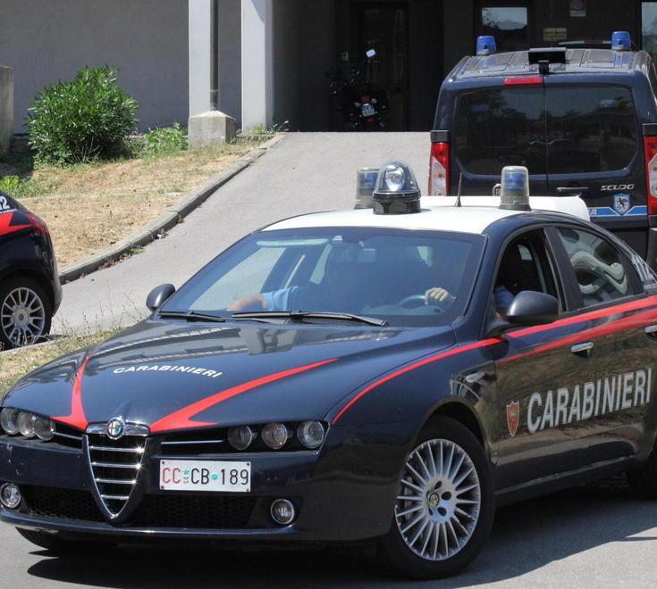 La prende per il collo al bar. Non potrà avvicinarsi all’ex 