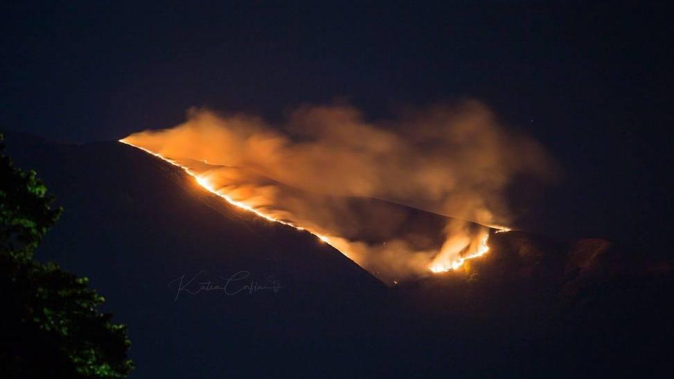 Allerta incendi senza fine: «Vietato accendere fuochi»