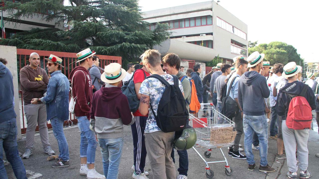 Il primo giorno di scuola all'Istituto tecnico Buzzi: si ricomincia il 15 settembre
