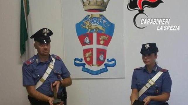 Fermata donna incinta di cinque mesi mentre scassina auto