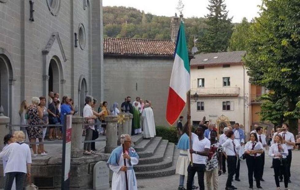 Due ragazzi del Mali portabandiera italiani 