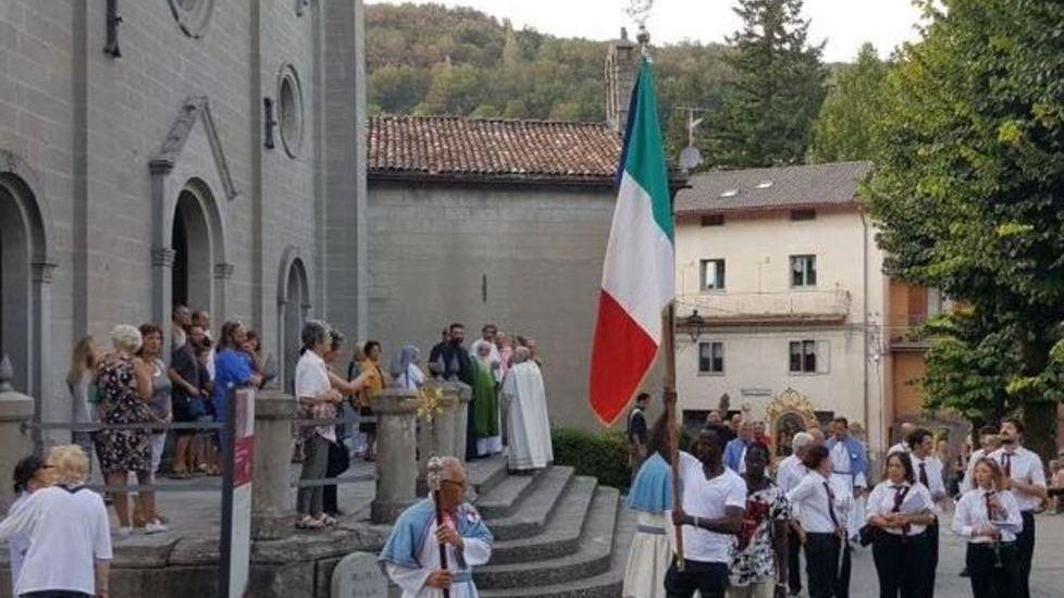 Due ragazzi del Mali portabandiera italiani