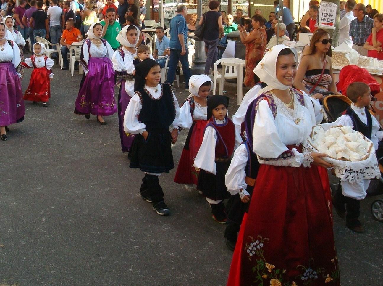 Costumi e cavalli alla festa di San Raimondo 